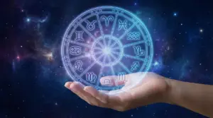 Mano che sorregge un cerchio con simboli dei segni zodiacali su sfondo spaziale
